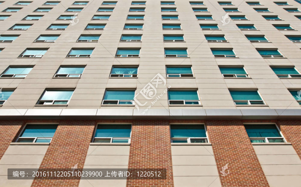 在大學(xué)校園里有許多窗戶的公寓大樓
