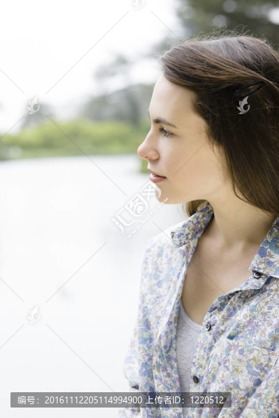 十幾歲的女孩