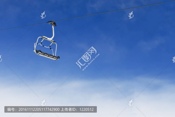明亮藍天上的滑雪椅