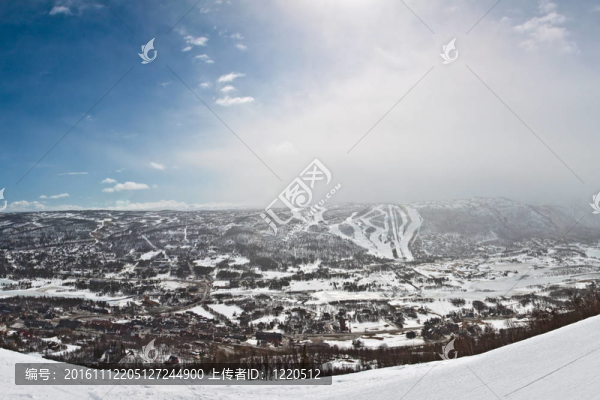 帶滑雪道和暴風雪的冬季山坡全景圖
