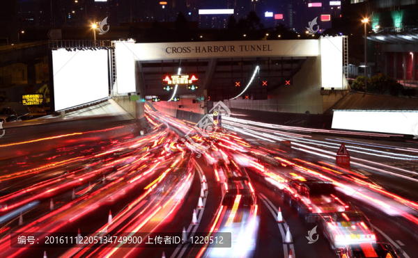 夜間快速行駛的汽車