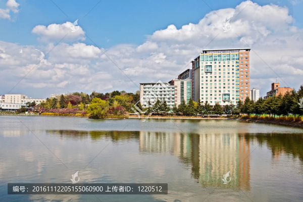 大學(xué)校園內(nèi)的現(xiàn)代公寓建筑