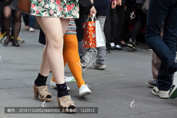 人群中的女性-匯圖網(wǎng) www.fosd68.com 人群中的女性