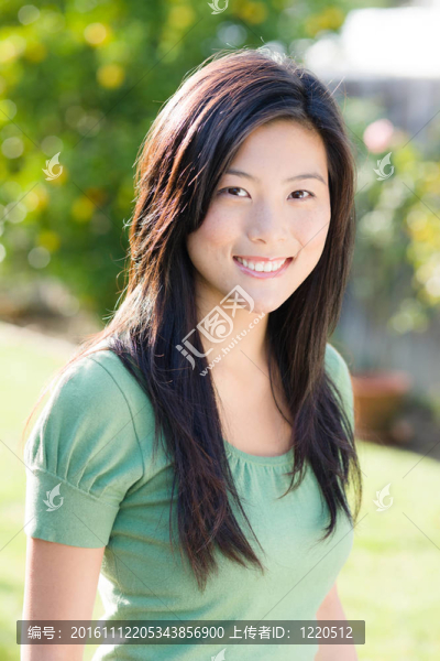 年輕的亞洲女性
