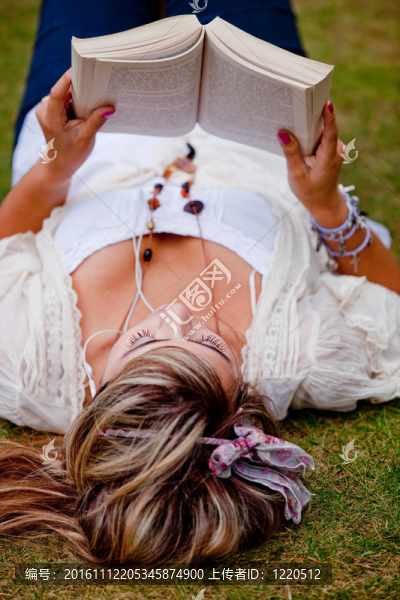 女人在戶外閱讀