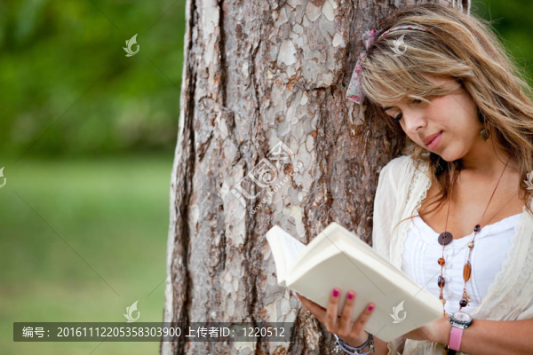 女性閱讀戶外-匯圖網(wǎng) www.fosd68.com 女性閱讀戶外