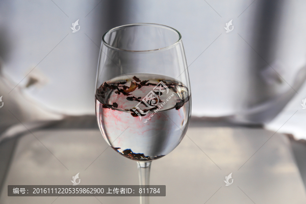 玻璃杯與紅茶