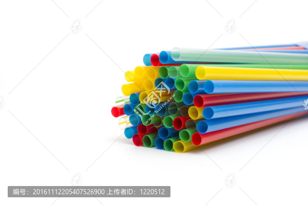 白色背景雞尾酒用彩色吸管