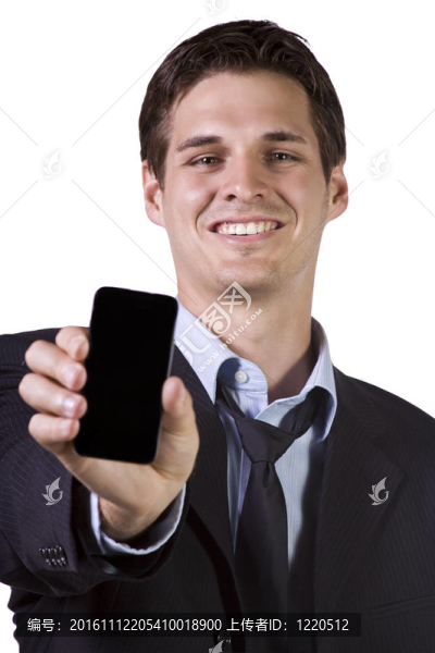 一個白人商人拿著一個手機
