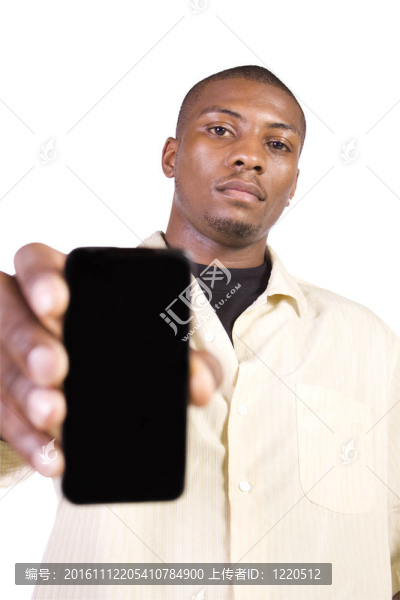 黑人商人拿著一個手機