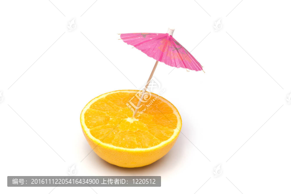 多汁的橙子在白色背景上的陽(yáng)傘