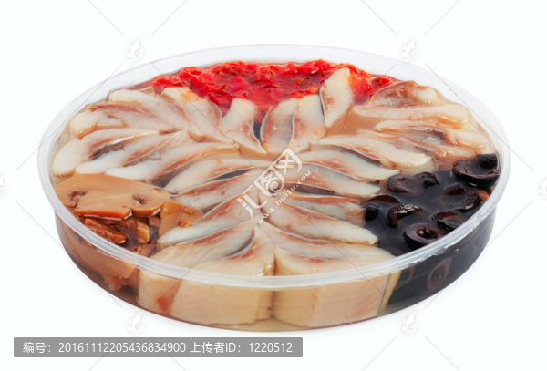 片鯡魚蘑菇和黑橄欖