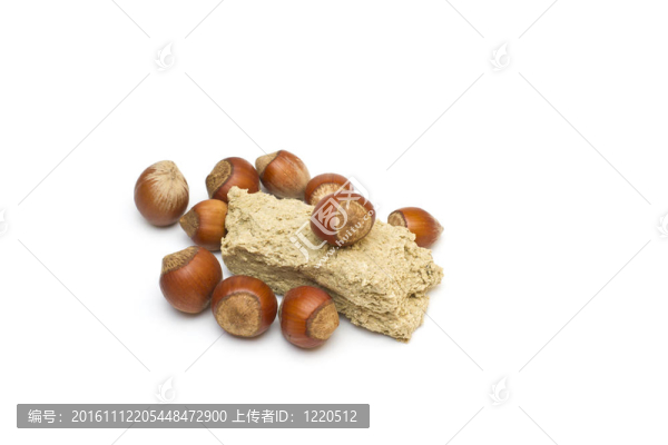 Halvah和榛子。白色背景成分