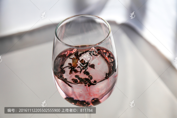 玻璃杯與紅茶