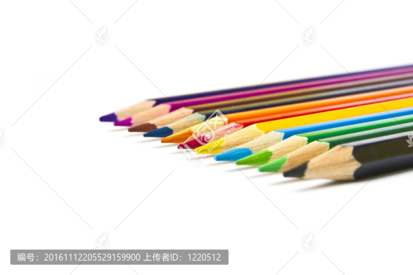 白色背景上的彩色鉛筆