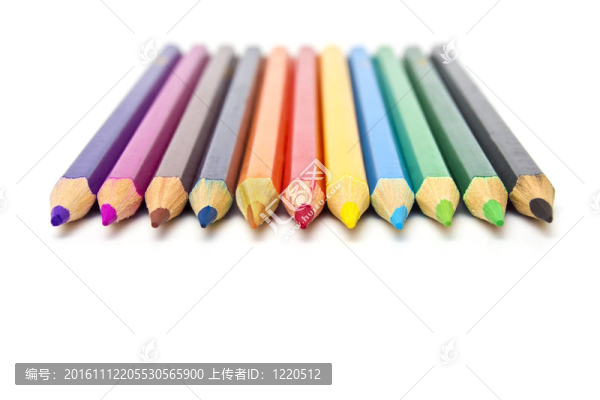 白色背景上的彩色鉛筆