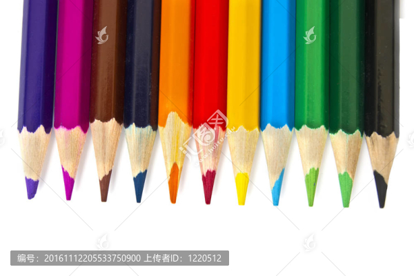 白色背景上的彩色鉛筆