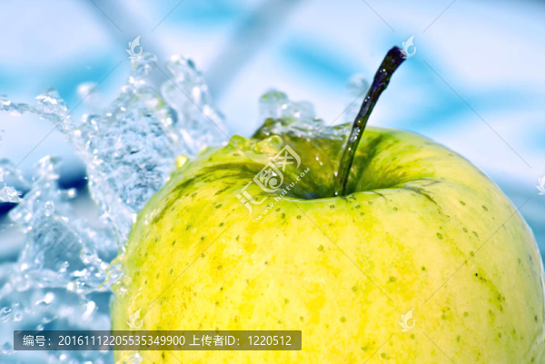 蘋果在水飛濺