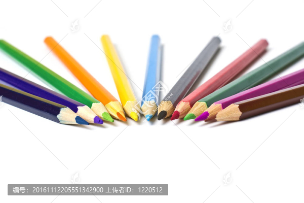 白色背景上的彩色鉛筆