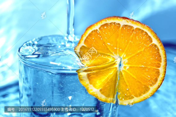 水中的橙色