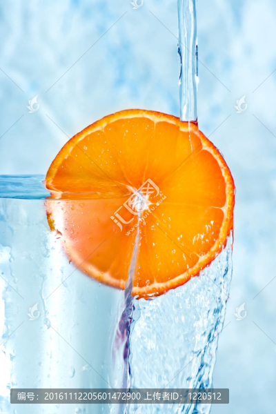 水中的橙色