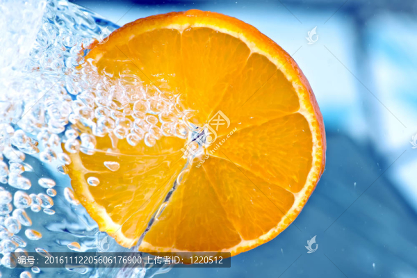 水中的橙色