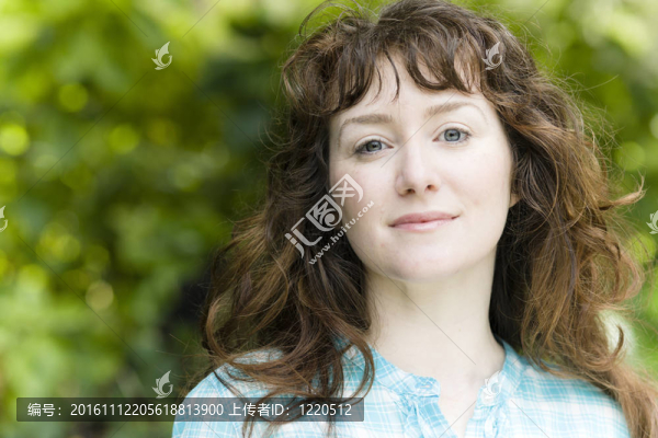 年輕女子在戶外