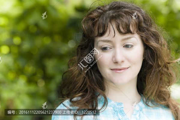 年輕女子在戶外
