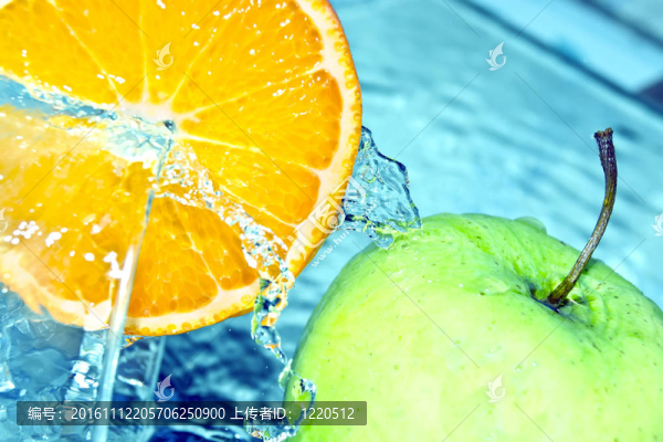 橙色和蘋(píng)果在水飛濺