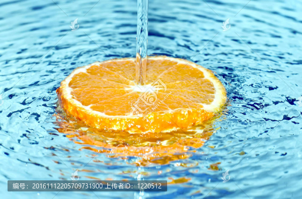水中的橙色