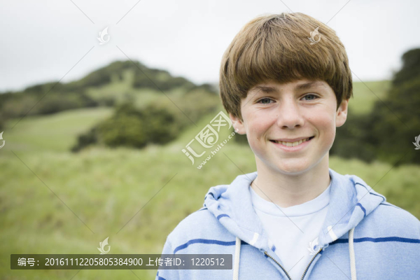 微笑的小男孩