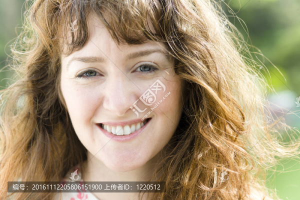 微笑的年輕女人