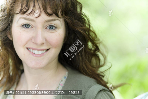 微笑的年輕女人