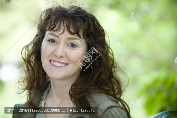 微笑的年輕女人