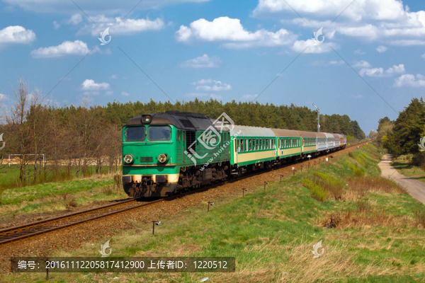旅客列車穿越農(nóng)村