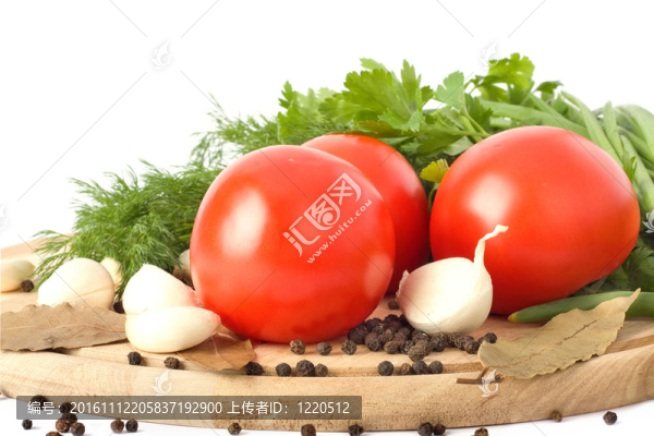 白底砧板上的生蔬菜