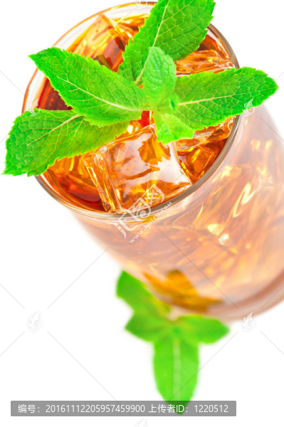 冰塊和薄荷冰茶