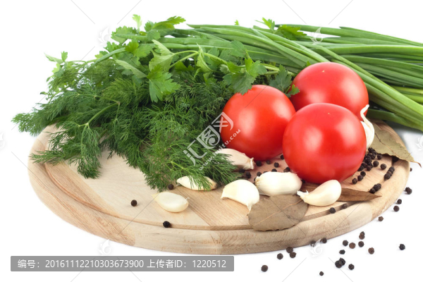 白底砧板上的生蔬菜