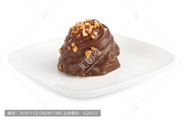 在白色隔離的背景上撒上堅果的巧克力糖