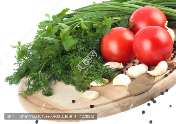 白底砧板上的生蔬菜