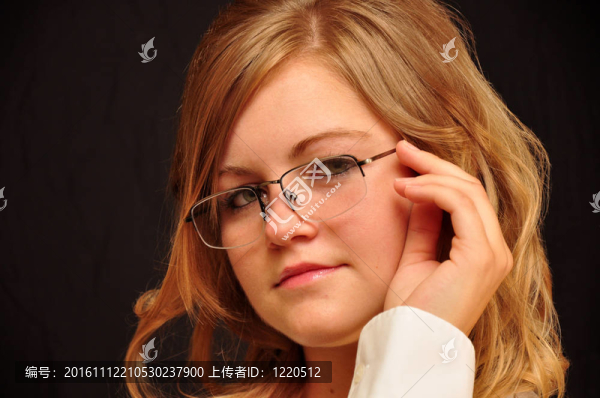 戴眼鏡的女孩