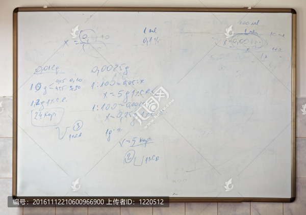 學(xué)校白黑板教育的數(shù)學(xué)公式