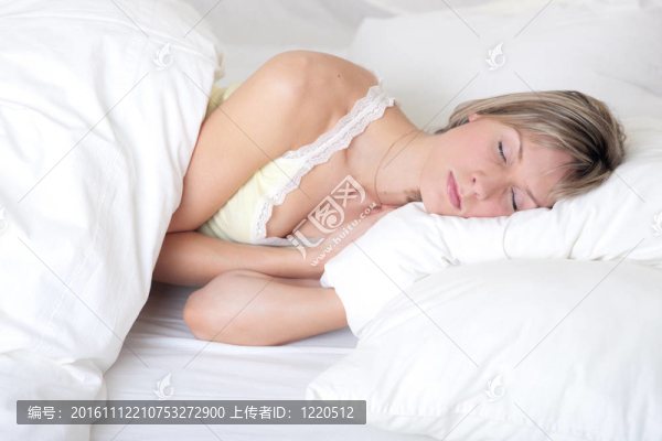 女孩睡在床上