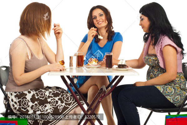 快樂的女人在餐桌上吃蛋糕