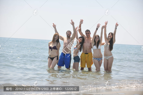 快樂人團(tuán)體在海灘上玩樂和跑步
