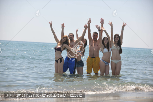快樂人團(tuán)體在海灘上玩樂和跑步