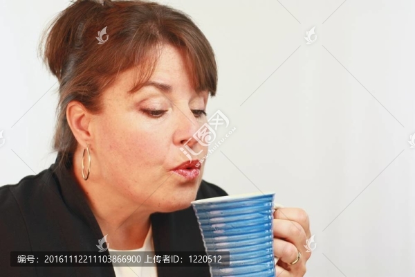 咖啡杯的女人