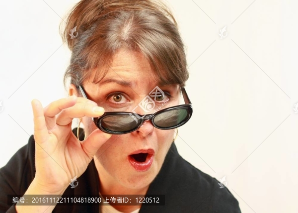 女人帶著墨鏡