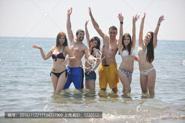 快樂人團體在海灘上玩樂和跑步