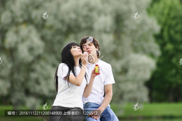公園的年輕夫婦
